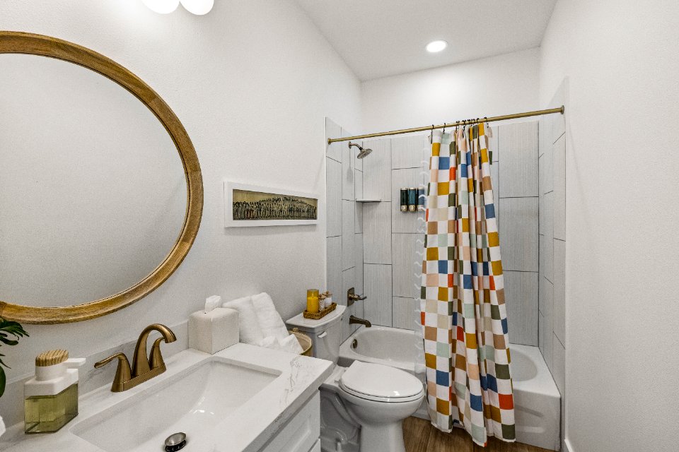 Vintage Galveston ensuite bathroom, tub and shower.