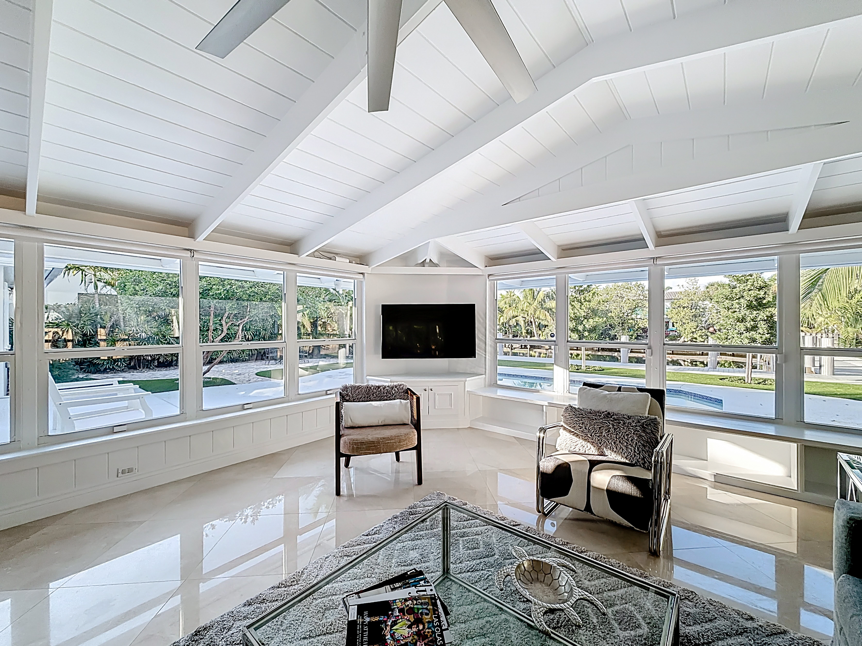 TV with Hulu and easy pool access out the side door. 