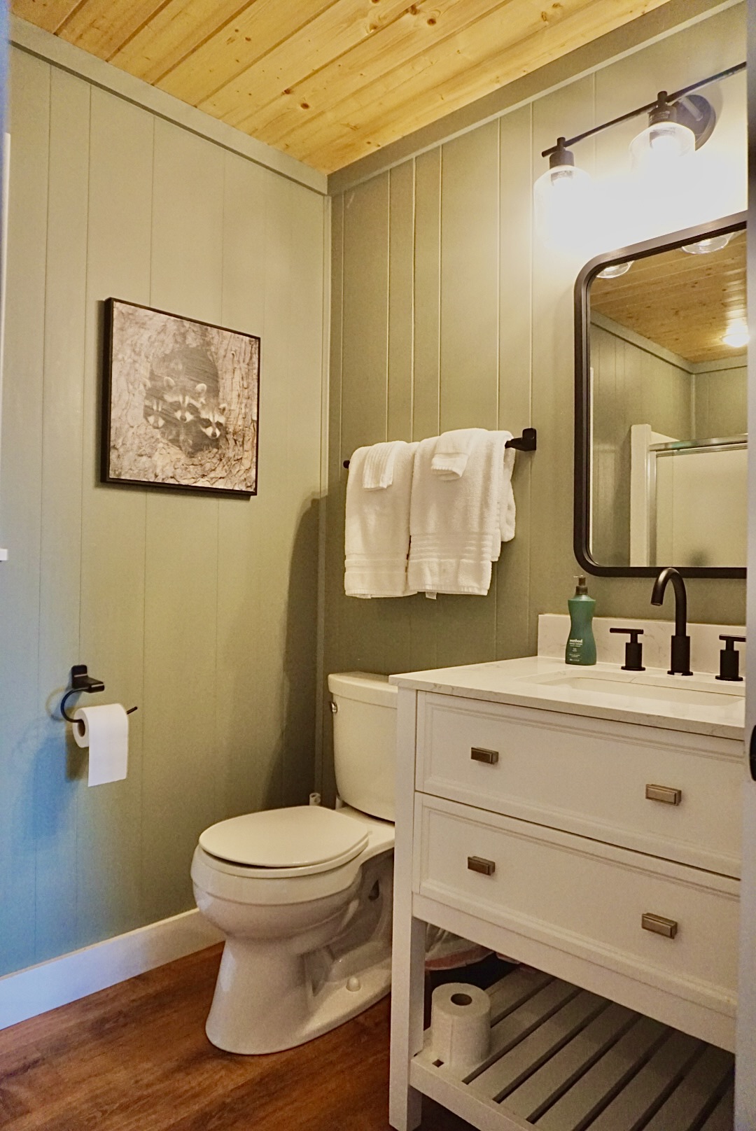 Stylish design meets modern comfort in this inviting space! Perfect for relaxation.