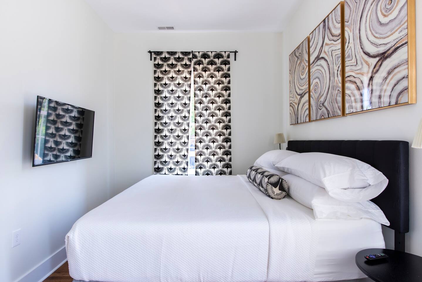 Bedroom 4,*2nd Floor*Attached Full Bath*King Bed*50" Smart TV* Closet with Hangers*Ceiling Fan*White Noise Machine*Extra Blanket
