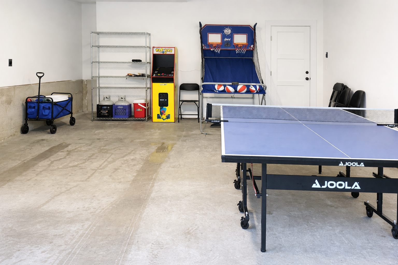 Game-filled garage with ping pong, Pac-Man, and beach gear to make your stay easy and memorable. Play, compete, and relax.