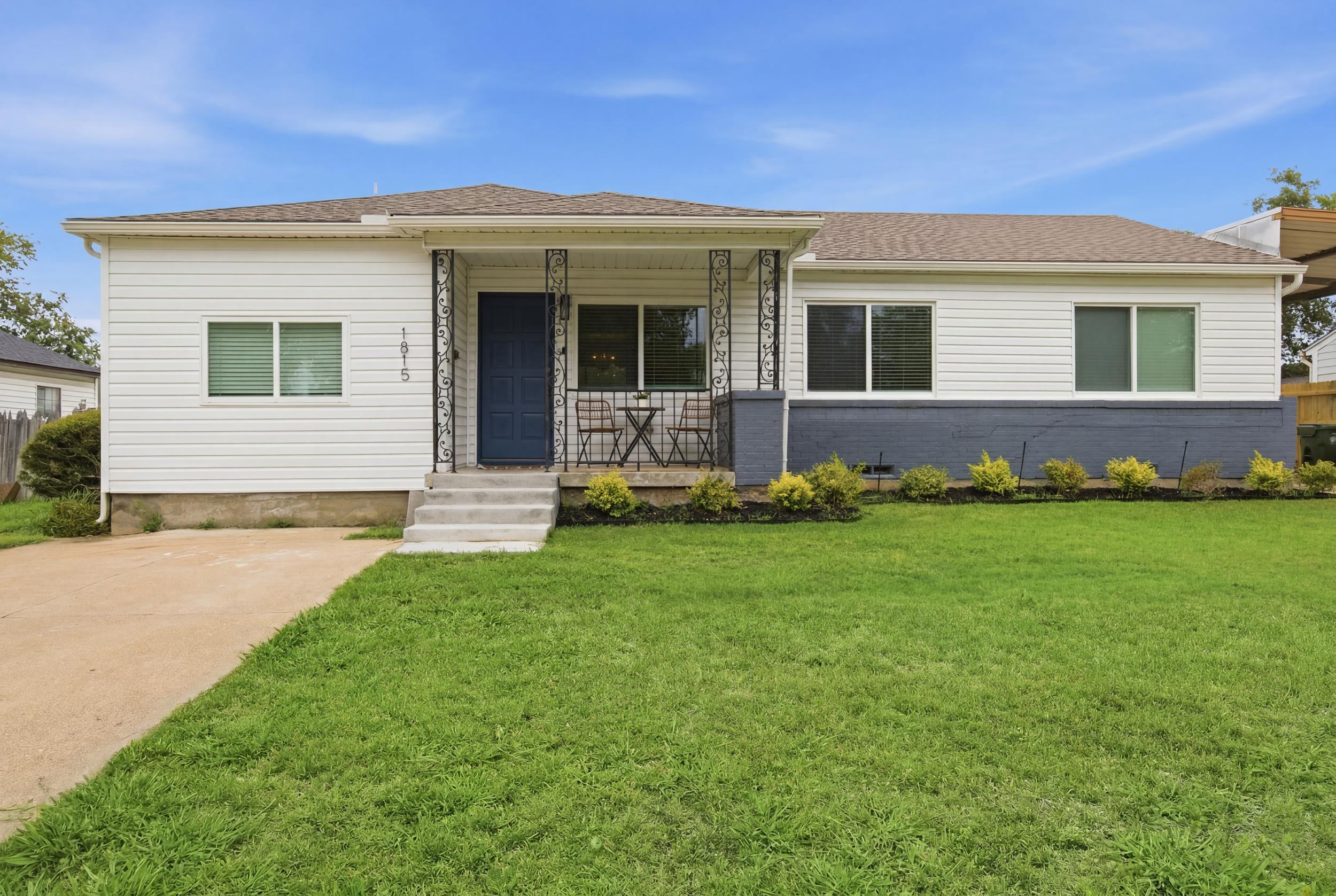 Single-story Arlington Home with Free On-Site Parking and easy access to I-30. Quiet residential street, just minutes from AT&T Stadium and Globe Life Field.
