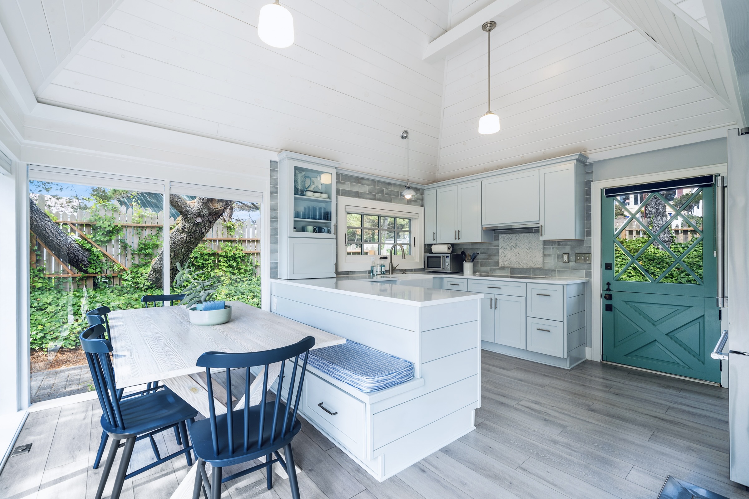 DINING FOR SIX WITH BUILT IN BENCH