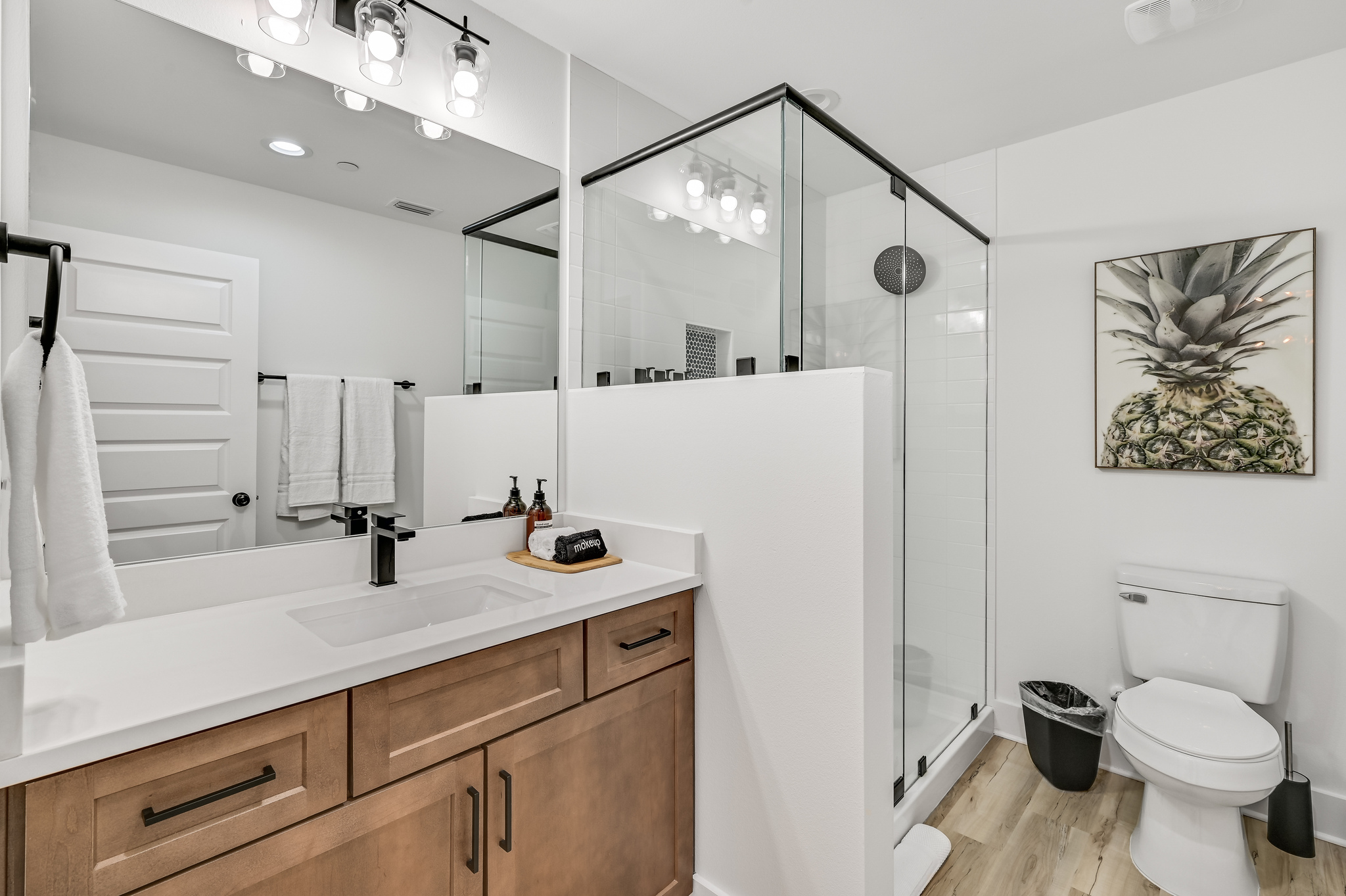 Extra Overflow Bathroom (thrid floor)