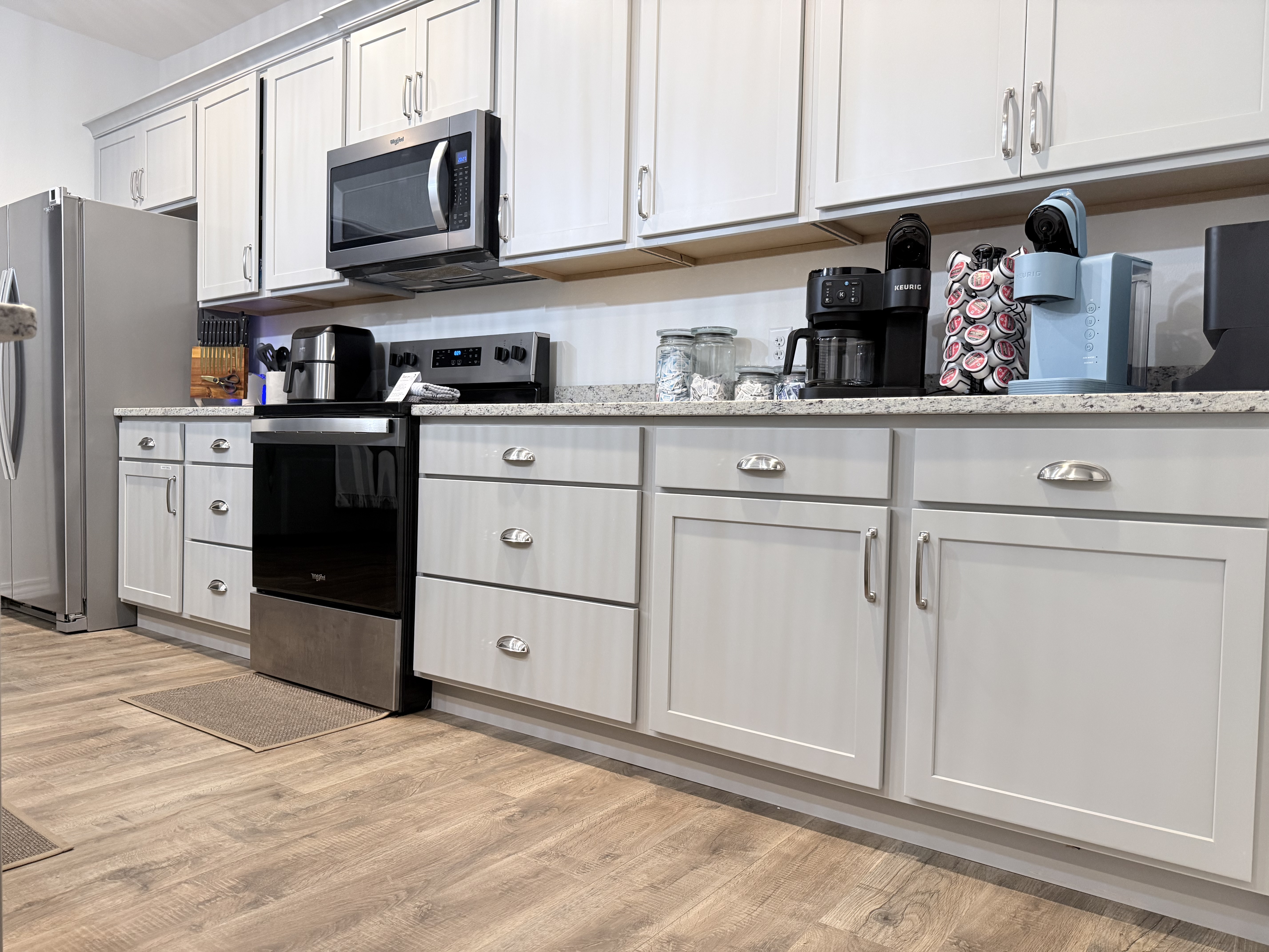 Lots of working space for multiple people in kitchen