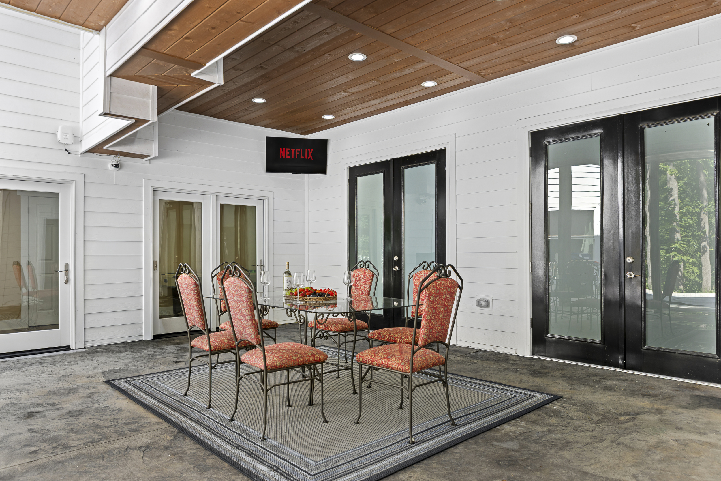 Outdoor Dining Area: Enjoy al fresco meals surrounded by nature with Netflix at your fingertips!