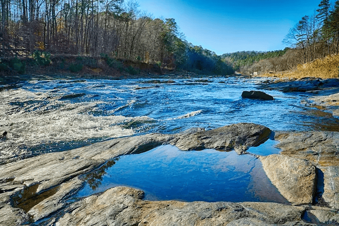 Broken Bow Lake – Boating & swimming (12–15 min drive)
