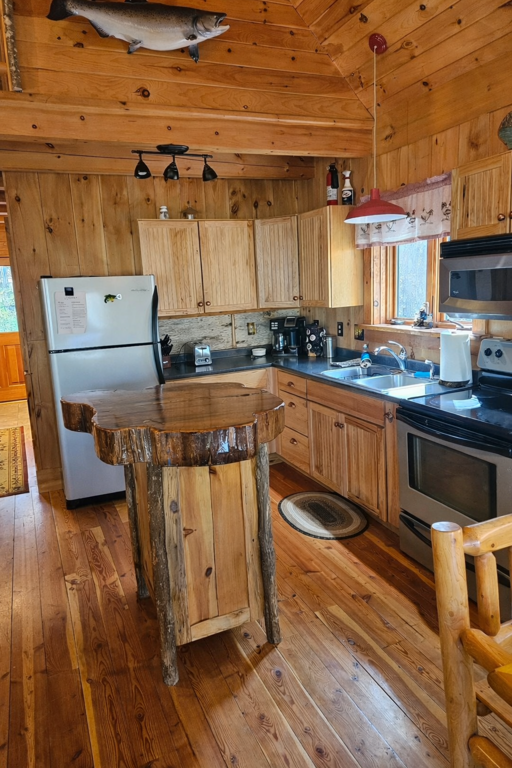 Equipped kitchen for your use.