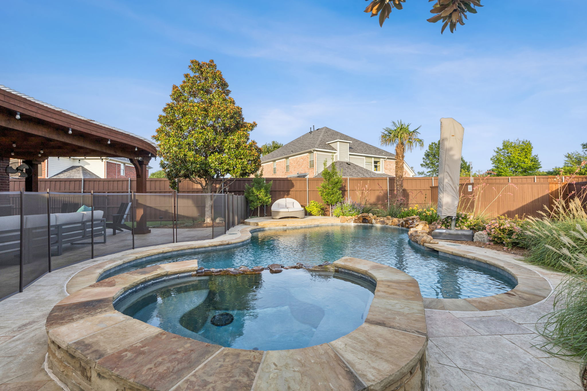 Gorgeous pool and hottub to enjoy our Texas summers