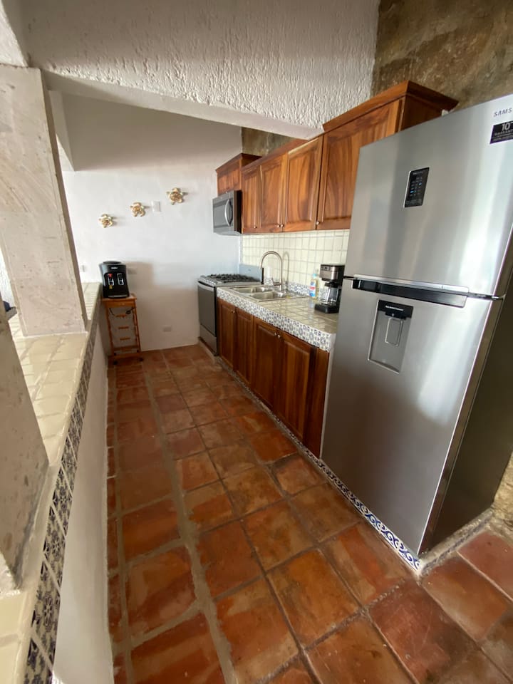 Kitchen has brand new appliances.
Cocina con refrigerador y estufa nuevas