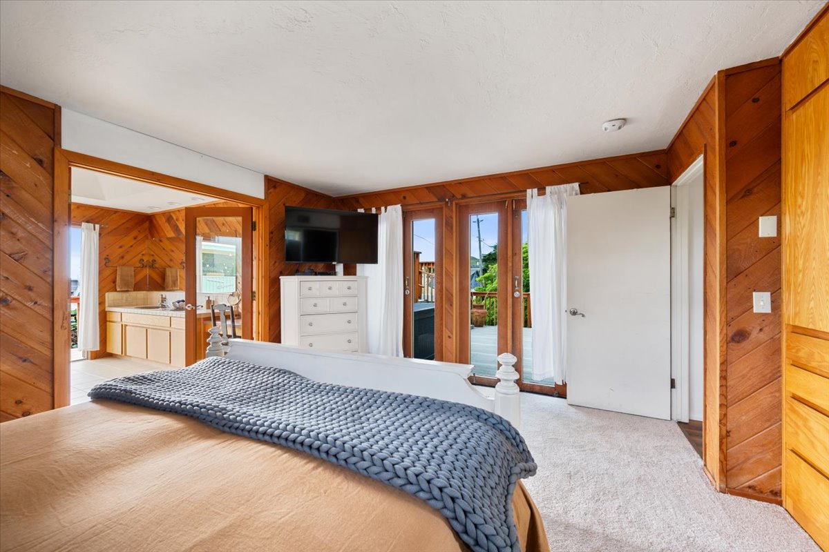 Primary suite with Smart TV