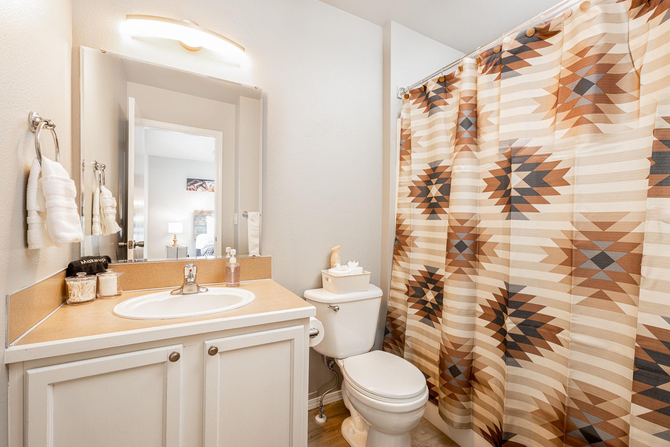 3006 Regan – Full Bathroom
Bright and refreshed bathroom with shower and tub.