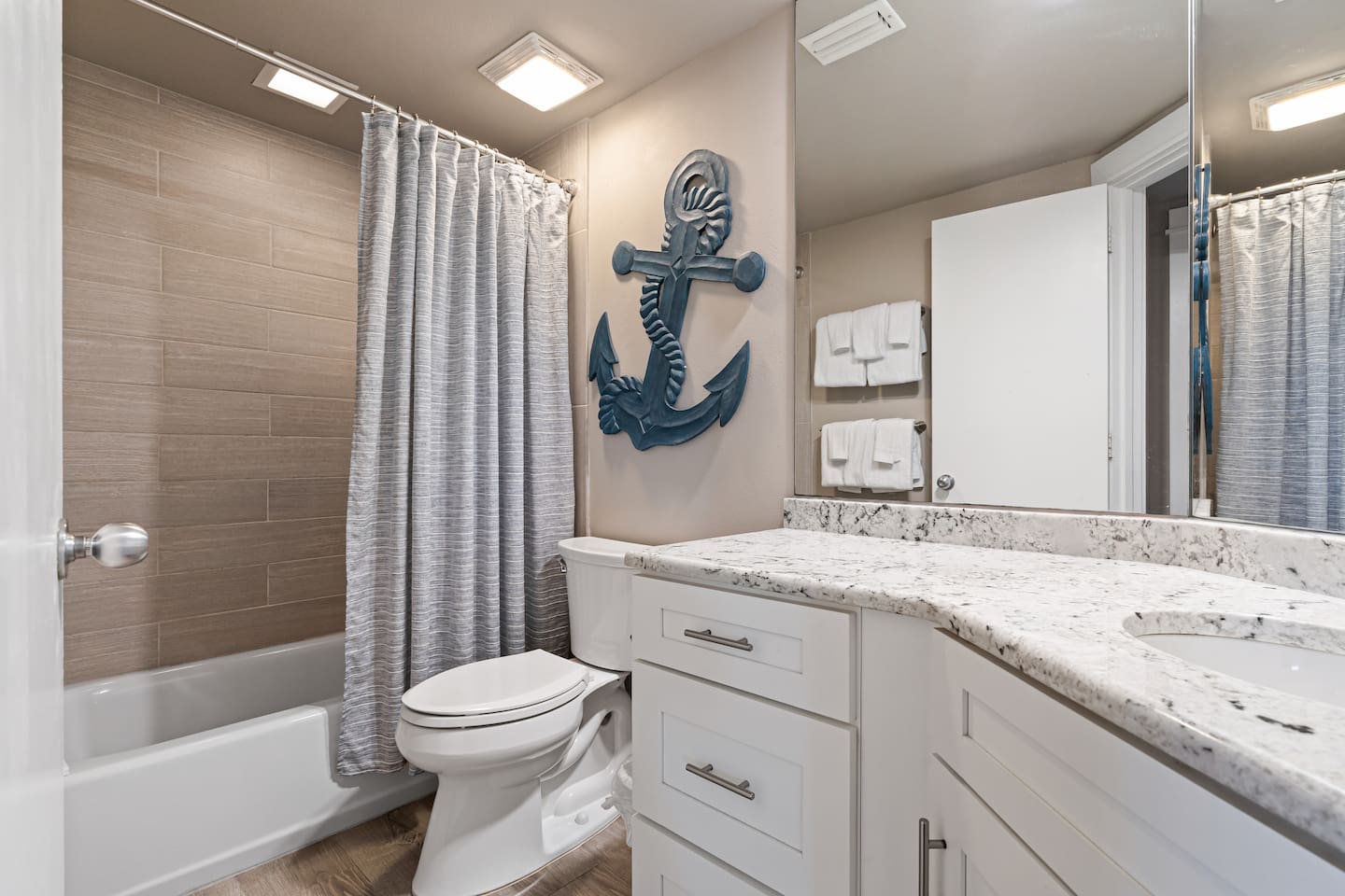 Second Bathroom with Tiled  Bathtub/Shower