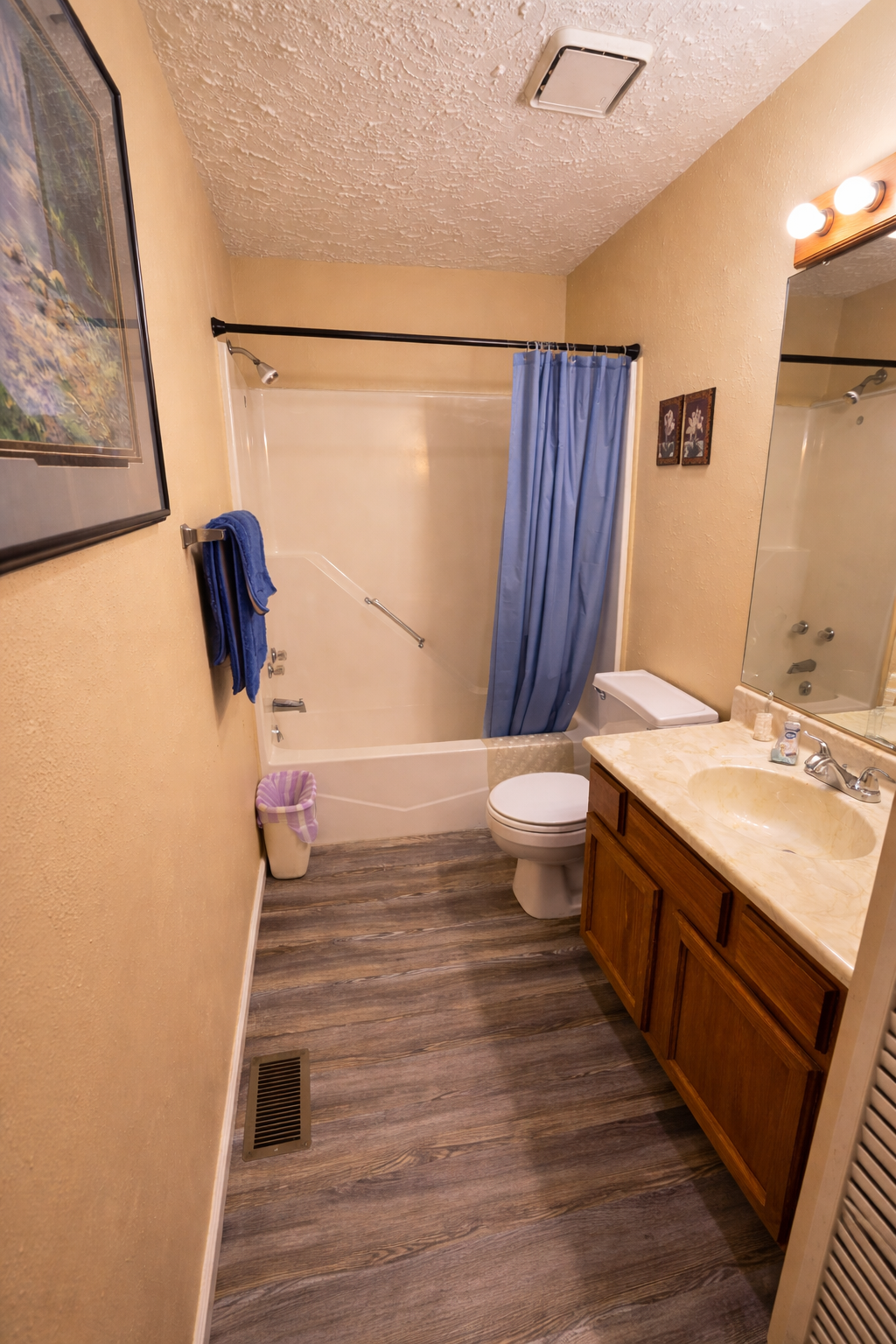 Shared upstairs full bath