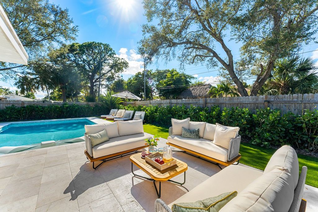 🌴 Relax. Unwind. Repeat. Enjoy a spacious outdoor area with a brand-new pool, plenty of sunshine, and total privacy for your getaway.