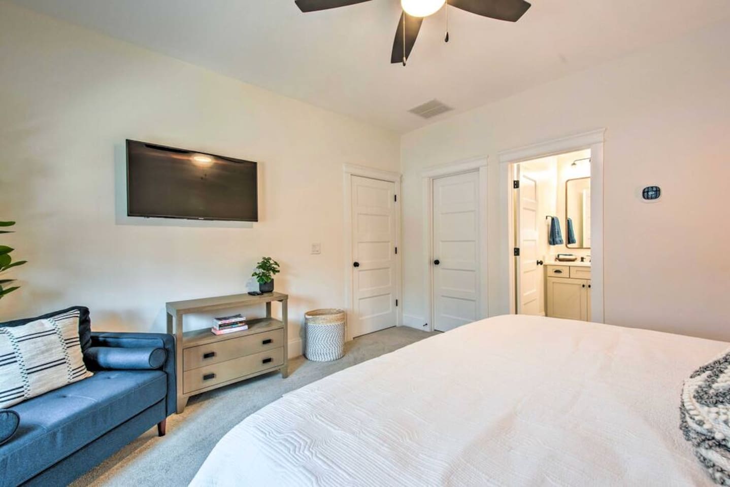 Bedroom 2| Large Walk-in Closet| Smart TV