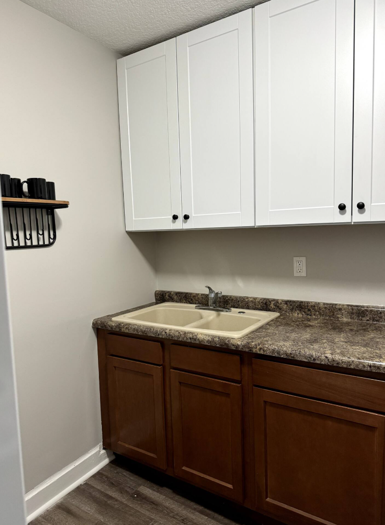 A well-equipped kitchen makes it easy to keep things clean and organized during your stay.