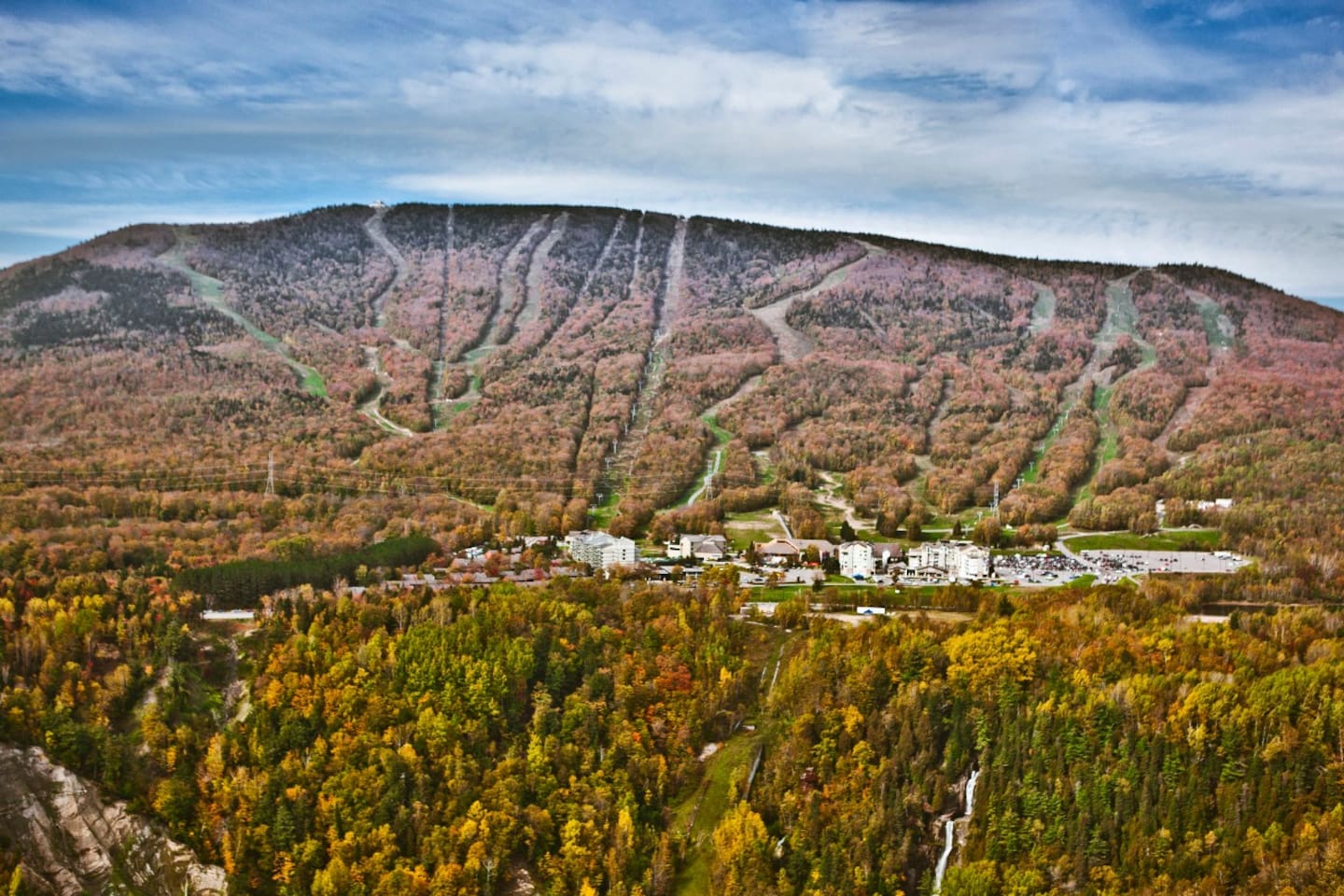 Magnifique vue d'automne du Mont Sainte-Anne, situé à environ 5 minutes d'auto !