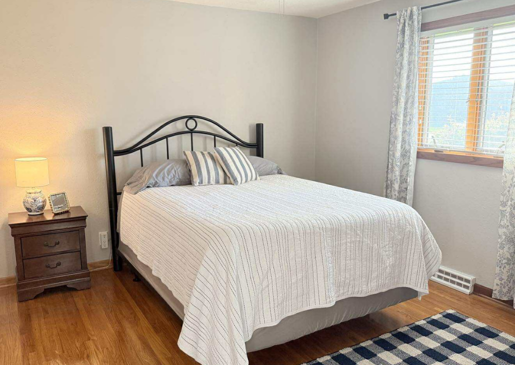 Main floor bedroom 1: enjoy the queen bed to sleep in!