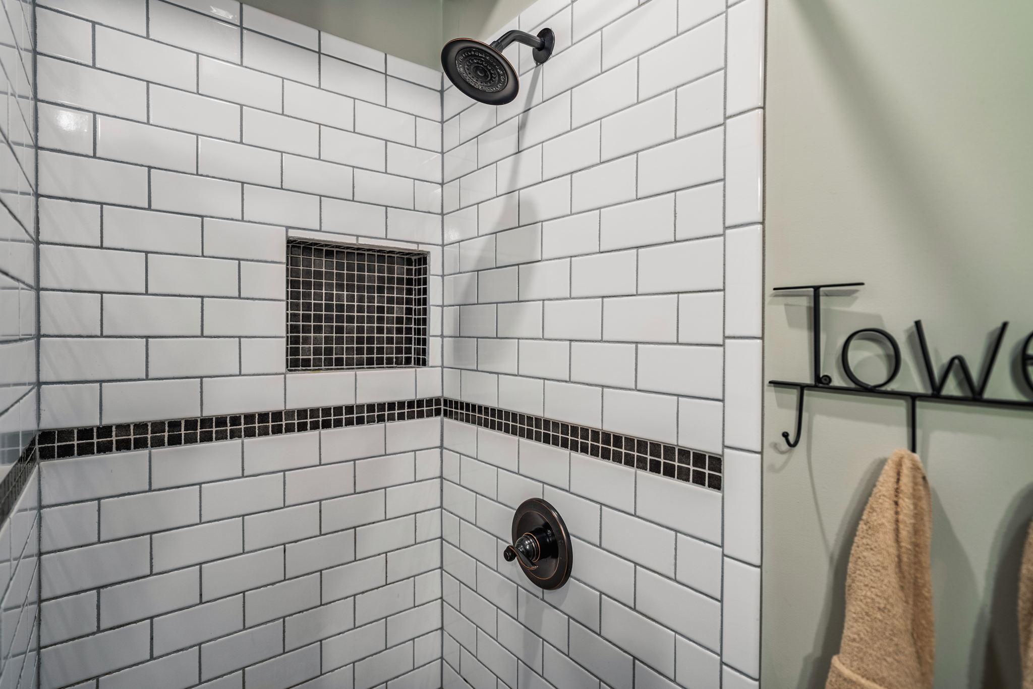 Full master bathroom with full size appliances (laundry pods provided)