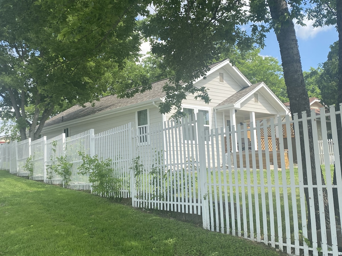 Charming Cottage With Sunset Views And Cozy Living Space - Quaint Retreat - Fort Worth, TX