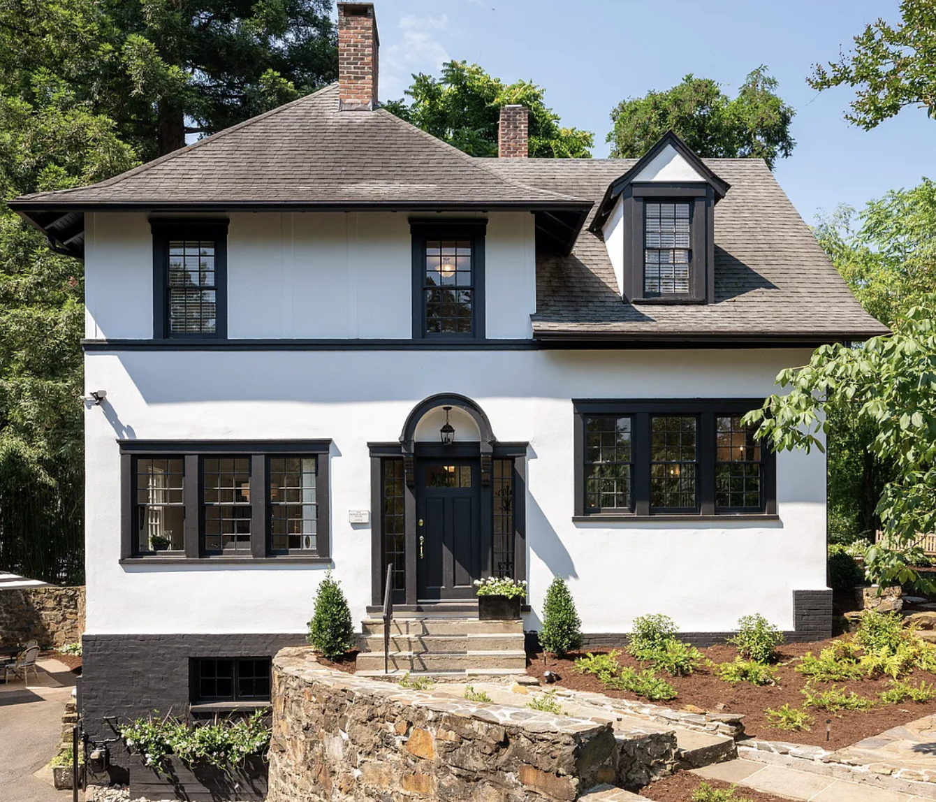 Please note that there are stairs leading to the main entrance.