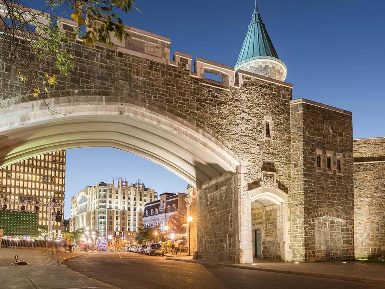Notre hébergement est situé à 1KM des portes du Vieux-Québec :)

Facilement accessible à pied!