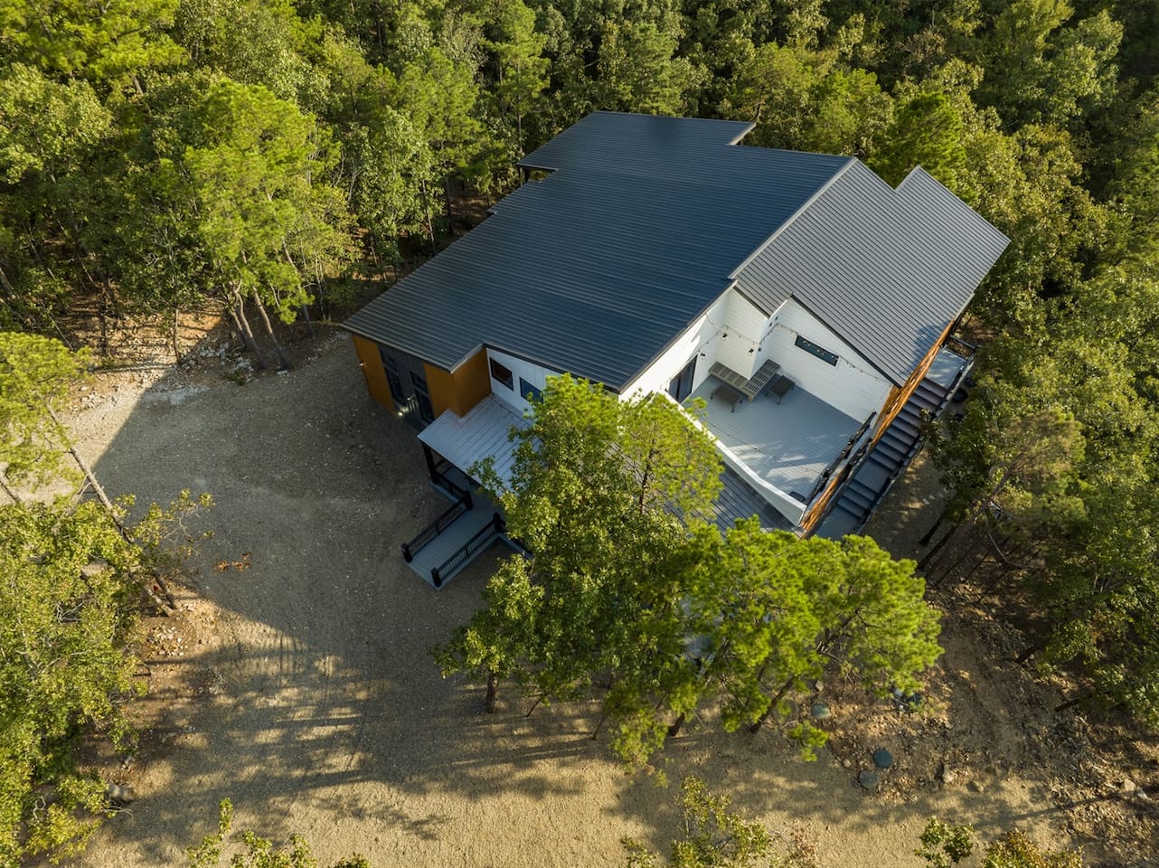 Large U shaped drive can conveniently accommodate cars, a boat, or RV