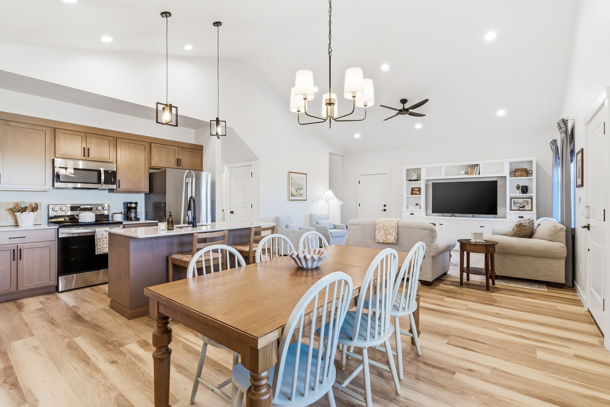 The best conversations happen when no one has to leave the room. Cook, snack, play games, and relax—all in one bright, open space designed for togetherness.