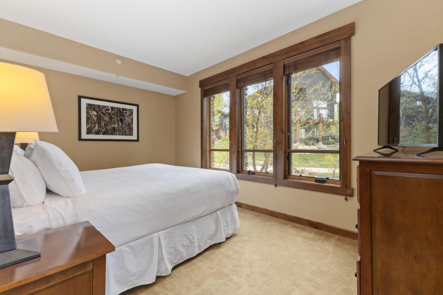 Ensuite Bedroom 1 with Smart tv