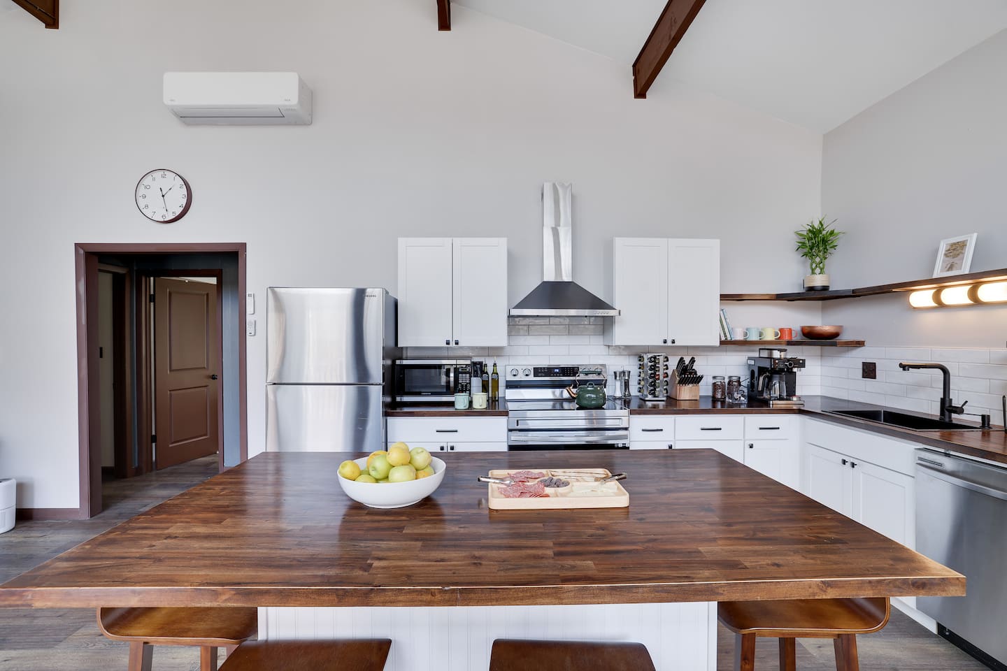 [Kitchen] Fully stocked & equipped