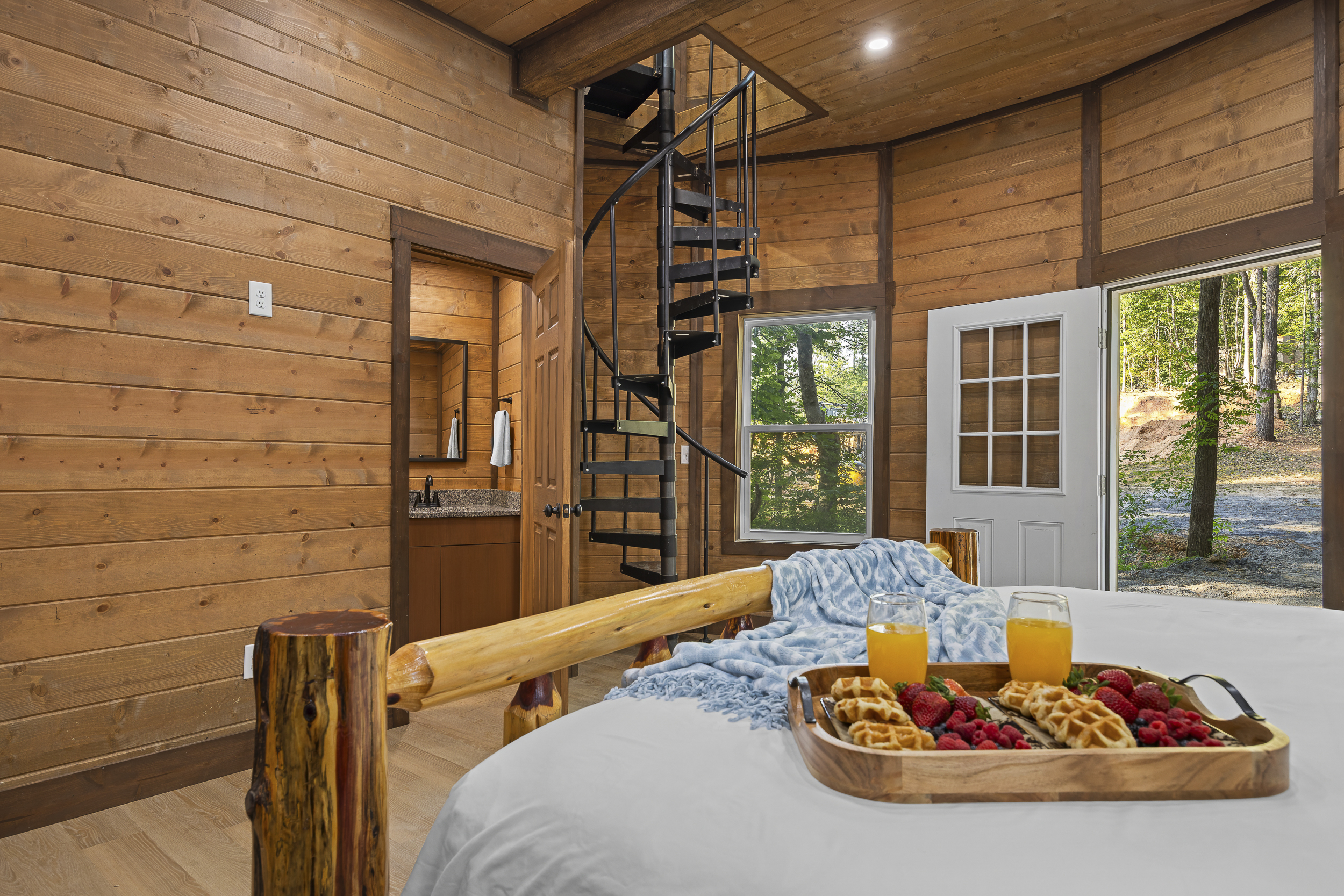 Spiral Retreat: Enjoy breakfast in bed with nature views and stylish wooden accents!