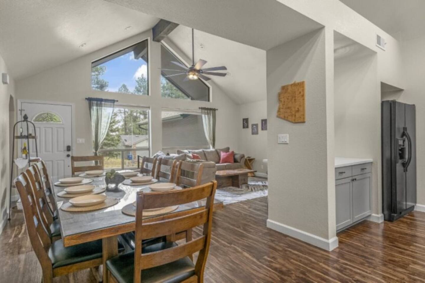 Large dining room table, perfect for entertaining