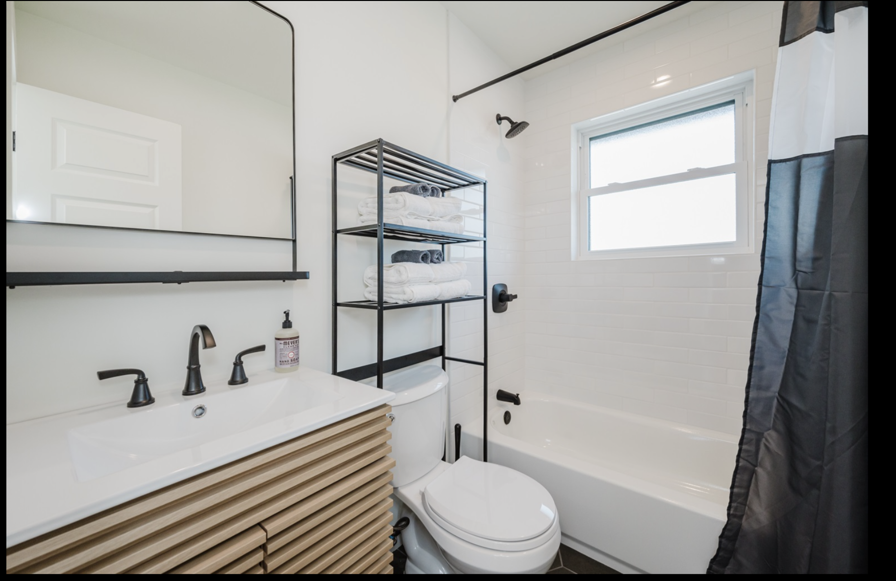 Get ready in style in this modern full bathroom with shower/tub combo. Fully stocked!