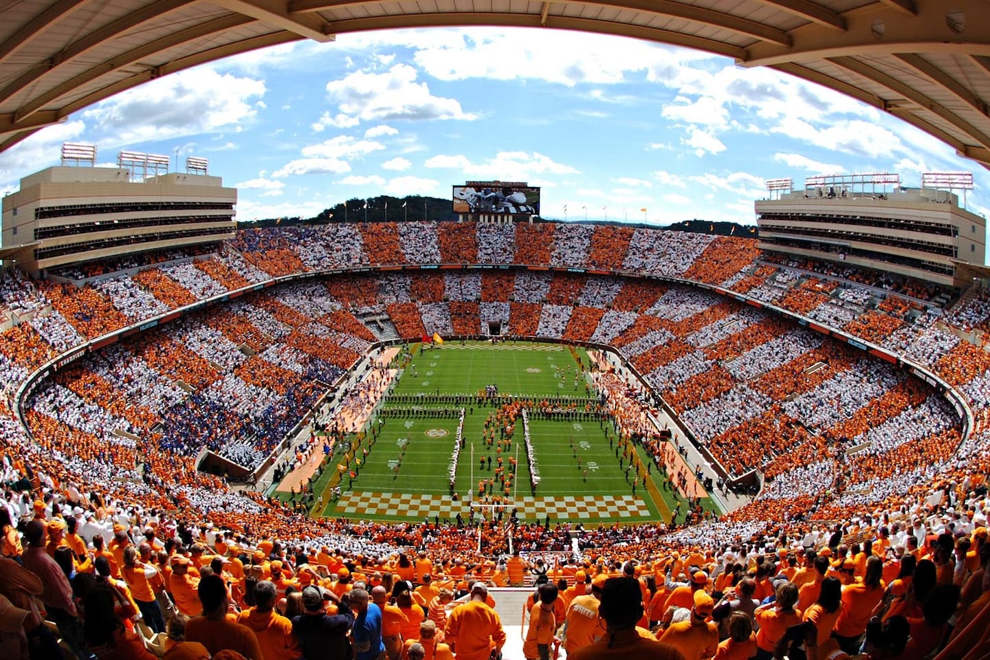 Just 10 minutes from Neyland Stadium — perfect for UT game days and Vols fans.
