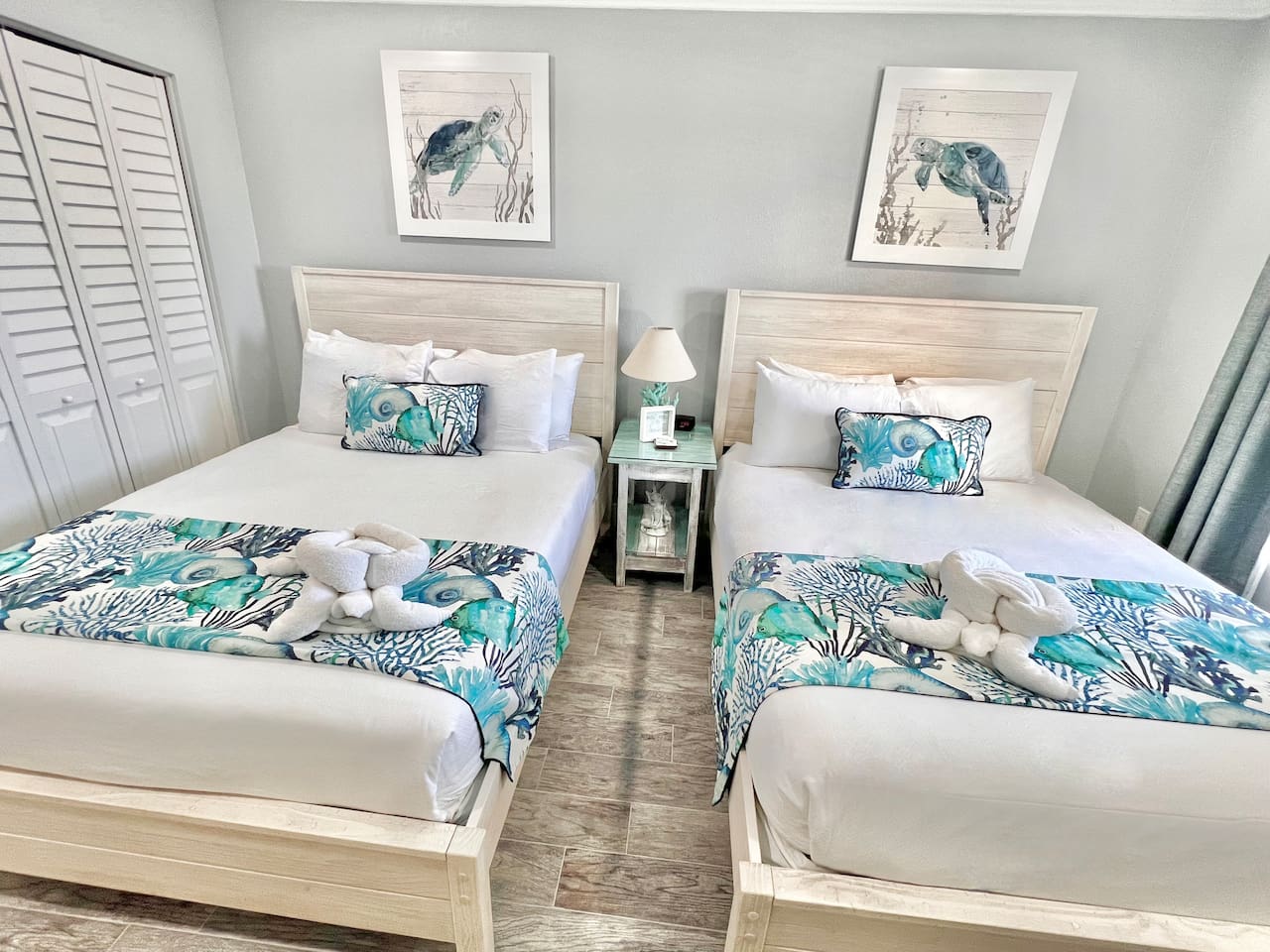 2 Queen size beds in the guest room 
