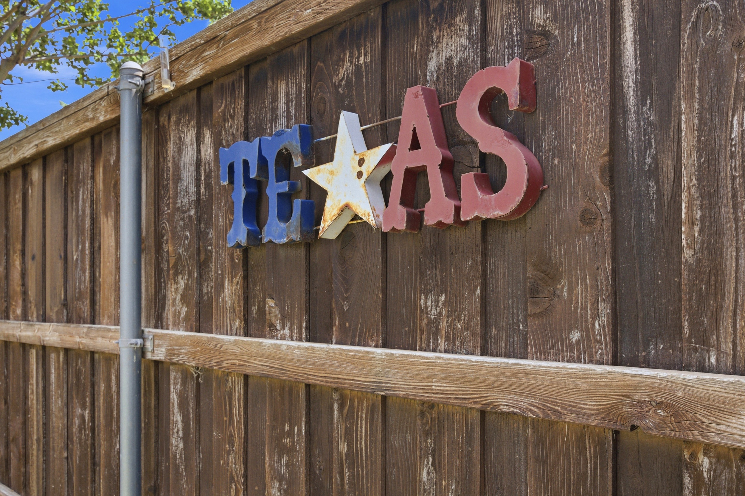 A welcoming touch of Texas charm on the fence line. The whole Backyard backs up to no rear neighbors, giving you total privacy and quiet during your stay in The Colony.