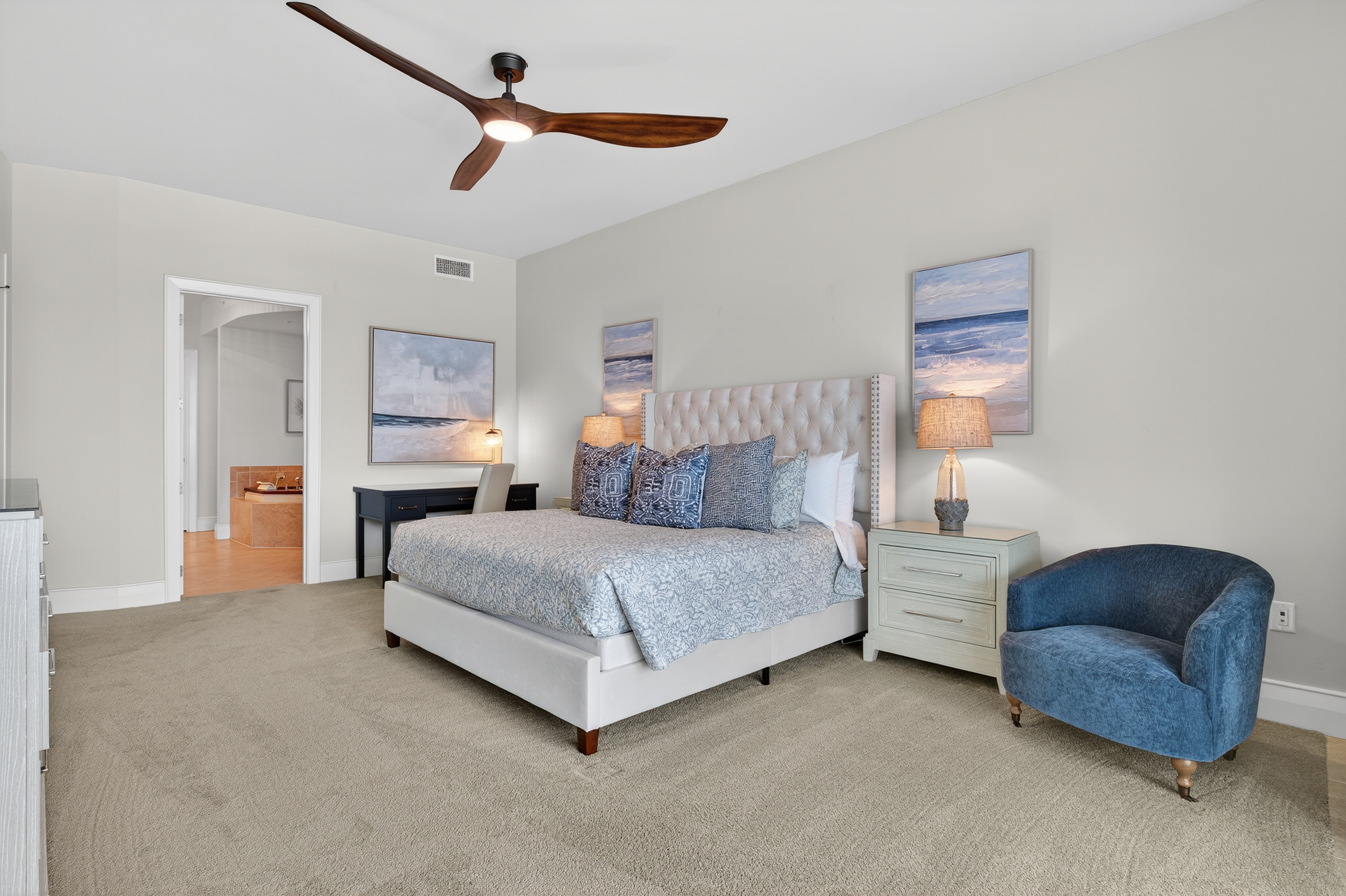 Master King Bedroom, balcony access