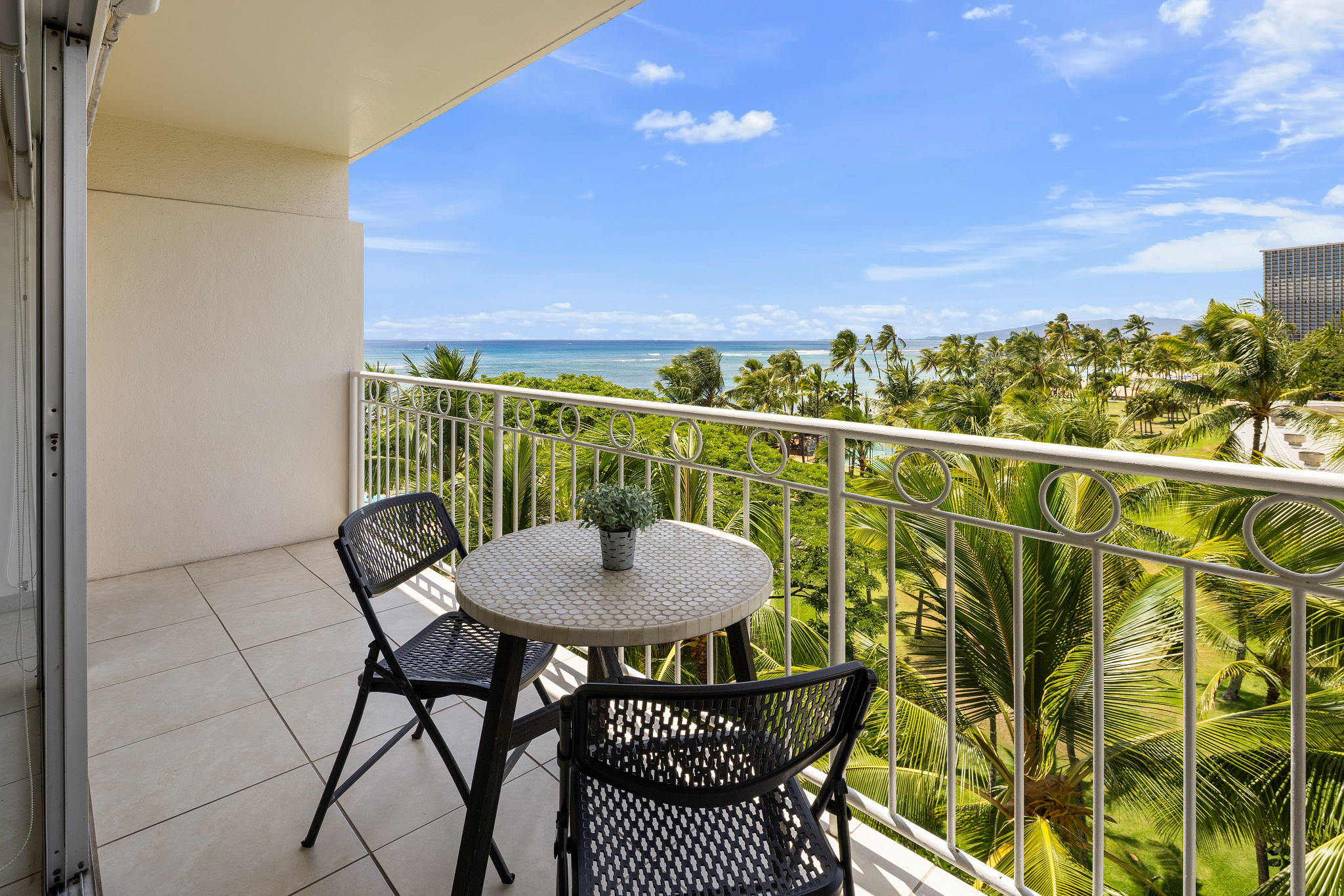 Outdoor seating to enjoy your morning coffee/tea on the lanai