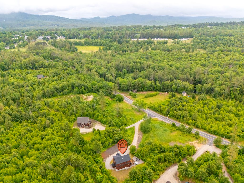 Just a short jaunt to Bethel’s charming shops and local eateries—town conveniences within reach!