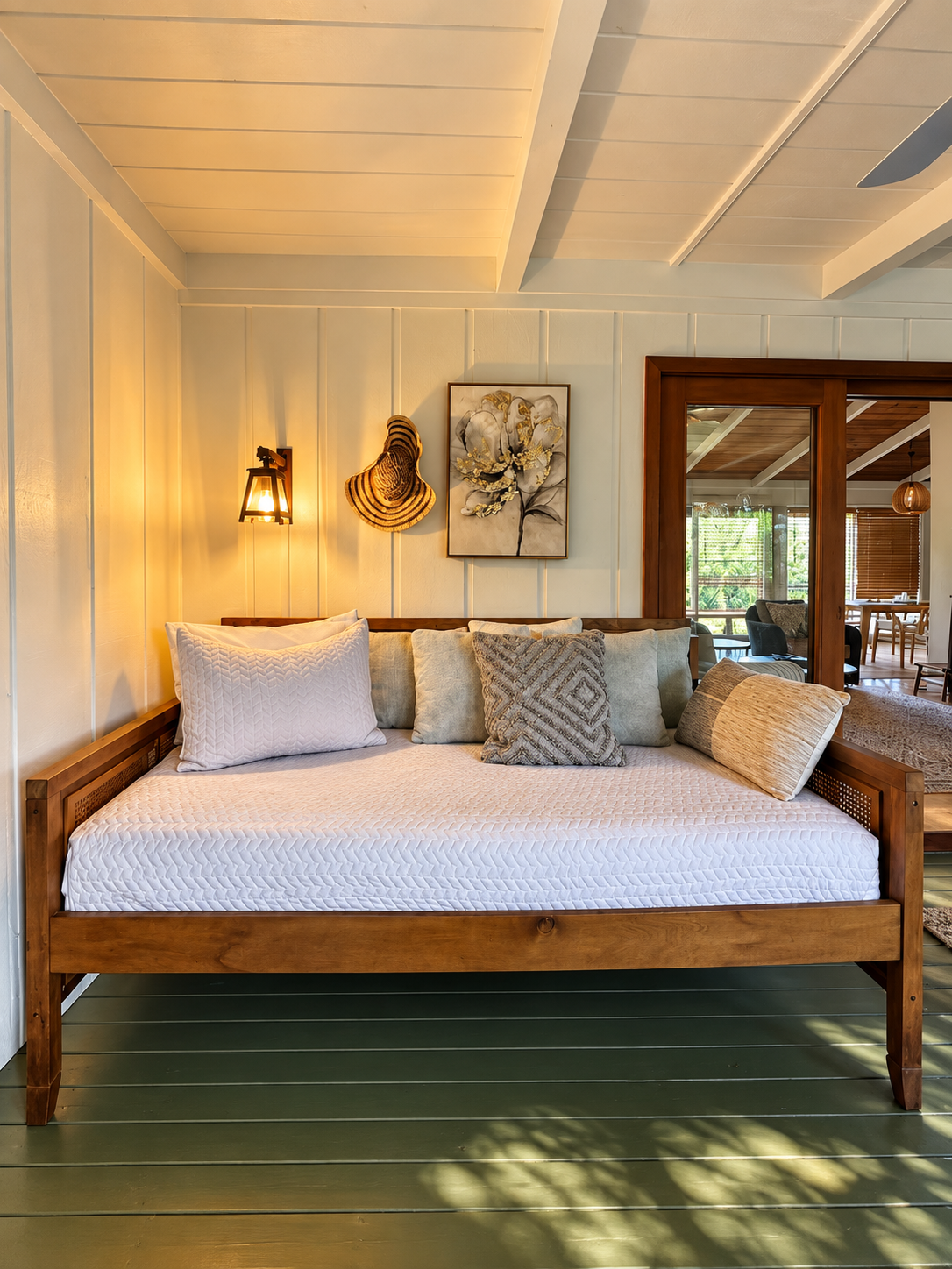 Lanai with twin size daybed