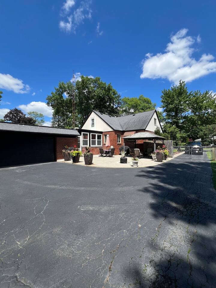 Large driveway to park vehicles. 