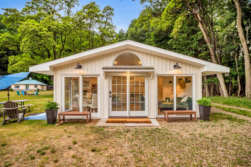 Sunrise Cottage - Solo stove and all season chairs are available for use even in the winter. Do some hiking and then enjoy a fire in the side yard.