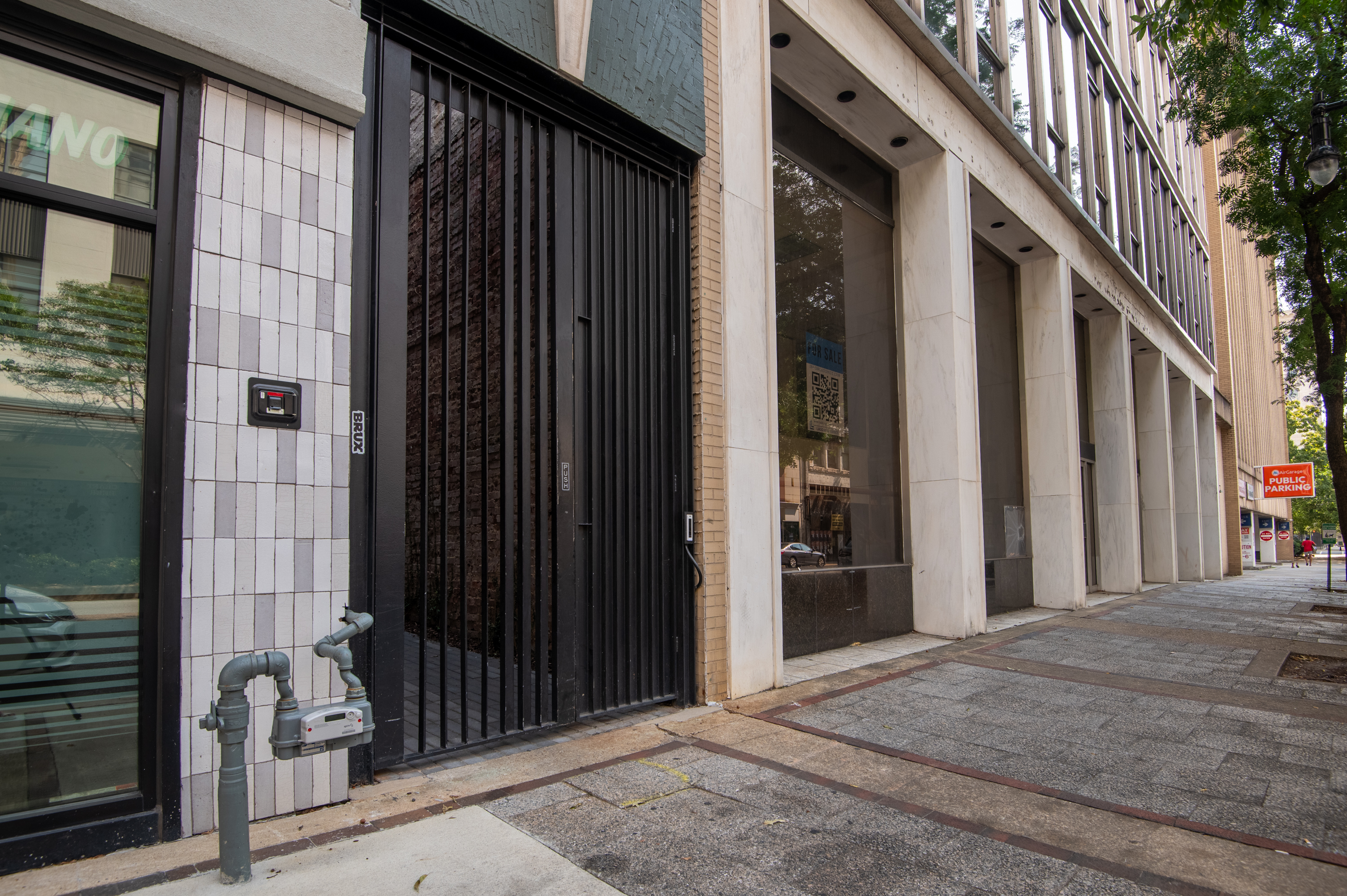 A stylish welcome—guests are greeted by this bright, airy entryway that seamlessly introduces the home’s open layout and contemporary charm.