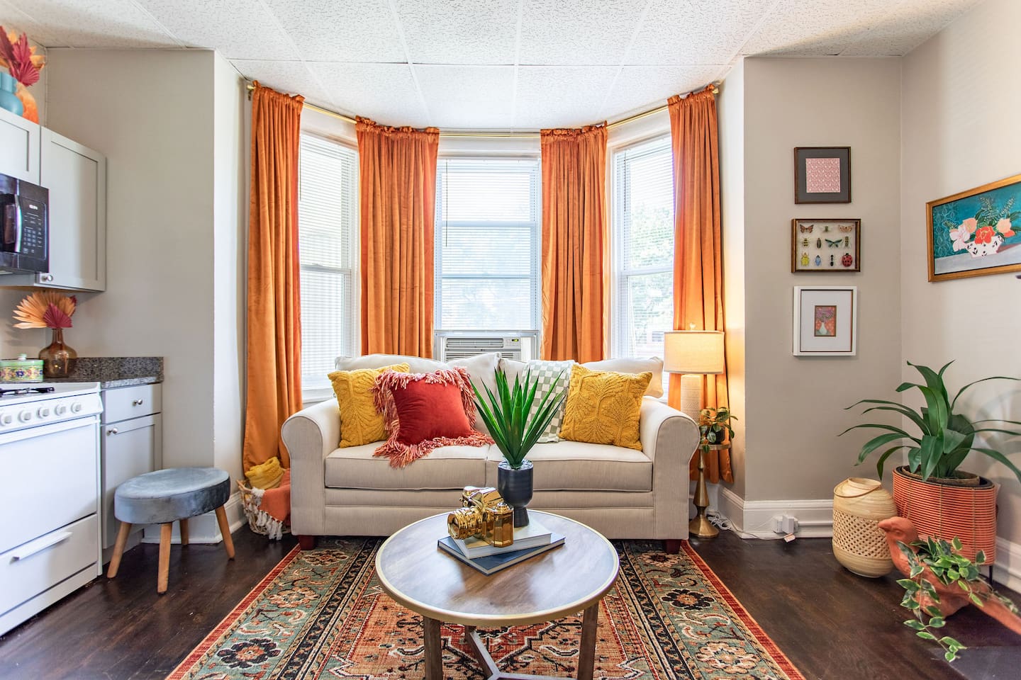 Cozy living room featuring a plush couch, a large window that fills the space with natural light, and a warm ambiance with thoughtfully chosen colors, creating the perfect spot to relax and unwind.