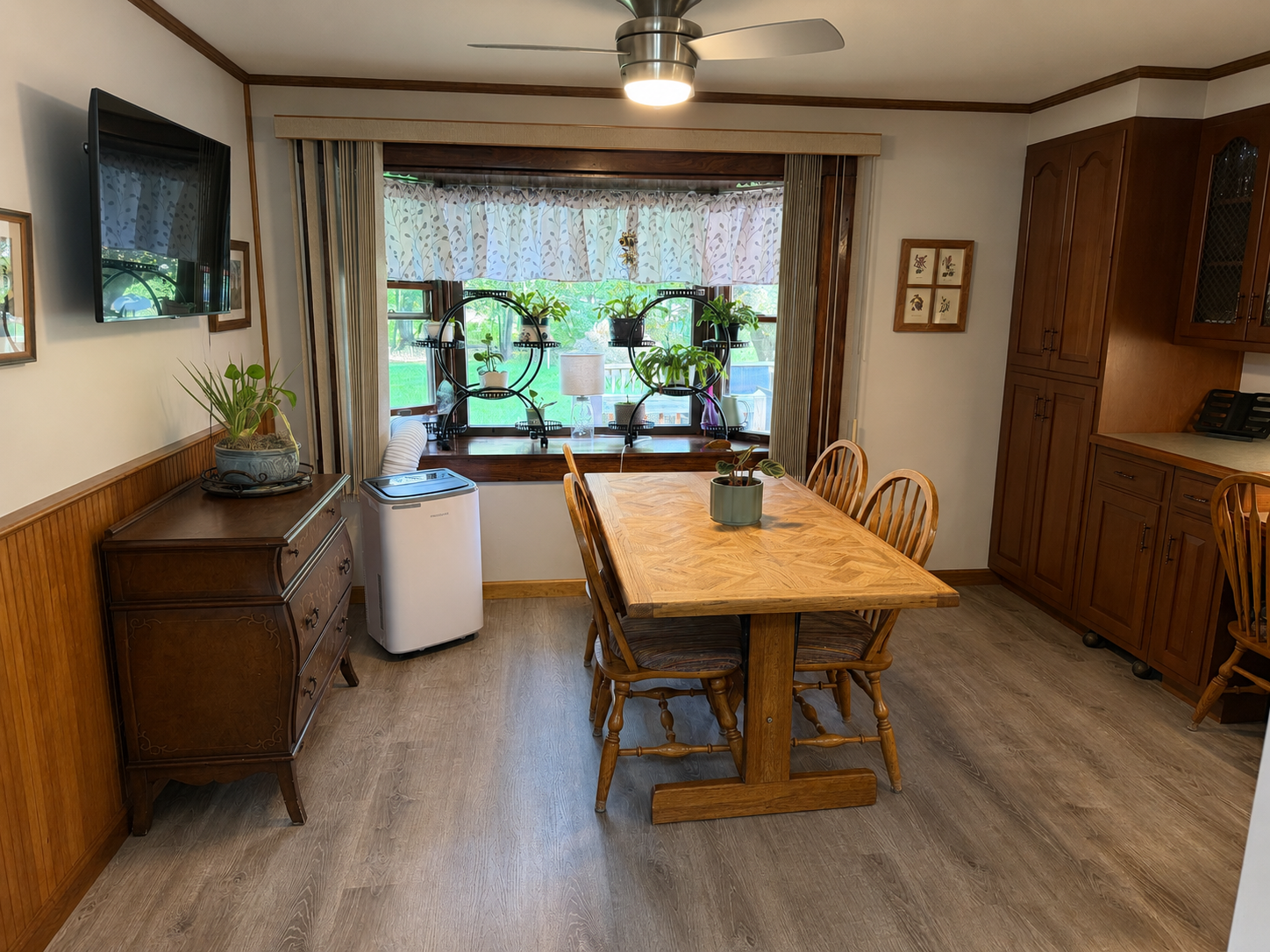 Dining area off kitchen