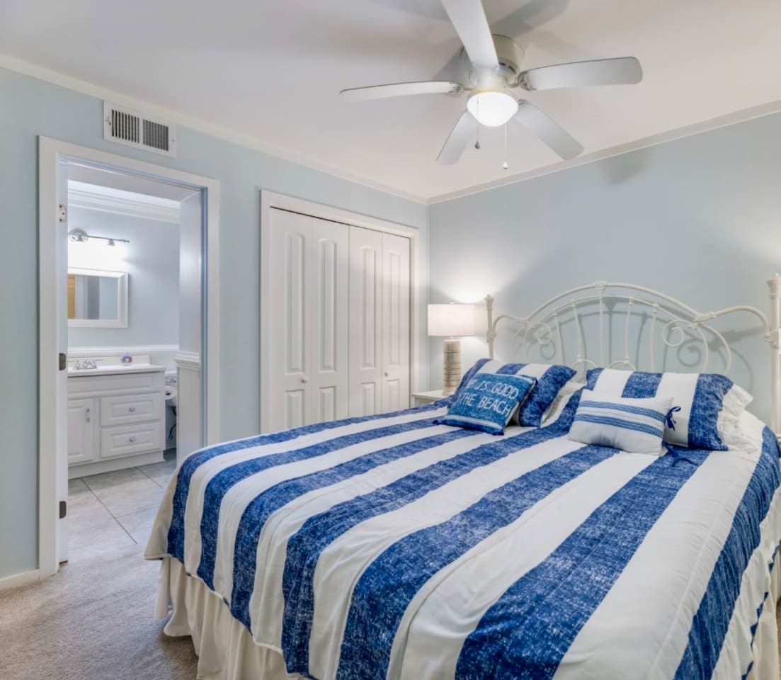 King bedroom with en-suite bathroom
