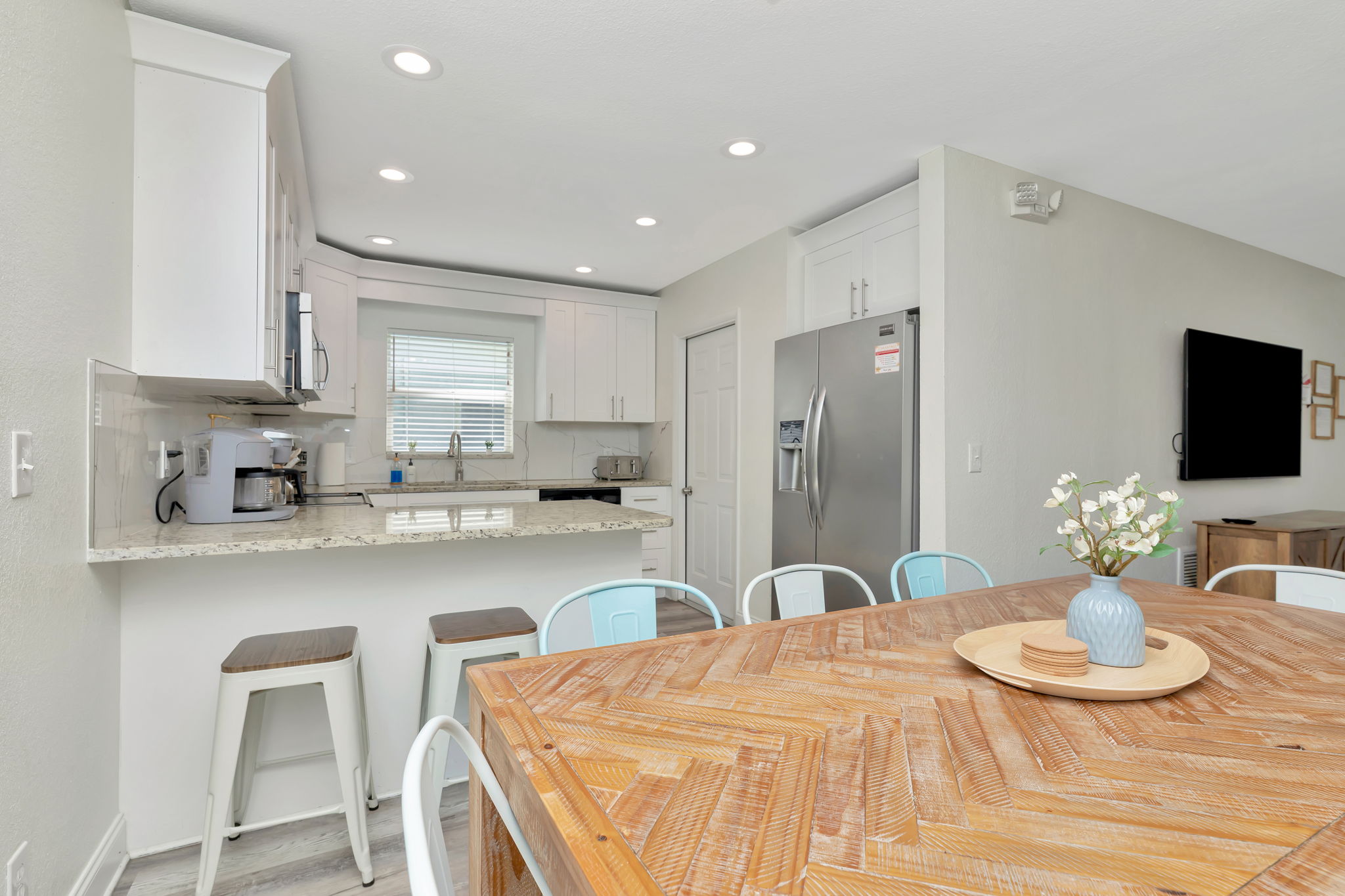 enjoy snacks, lunch, and dinner with plenty of room for everyone!
