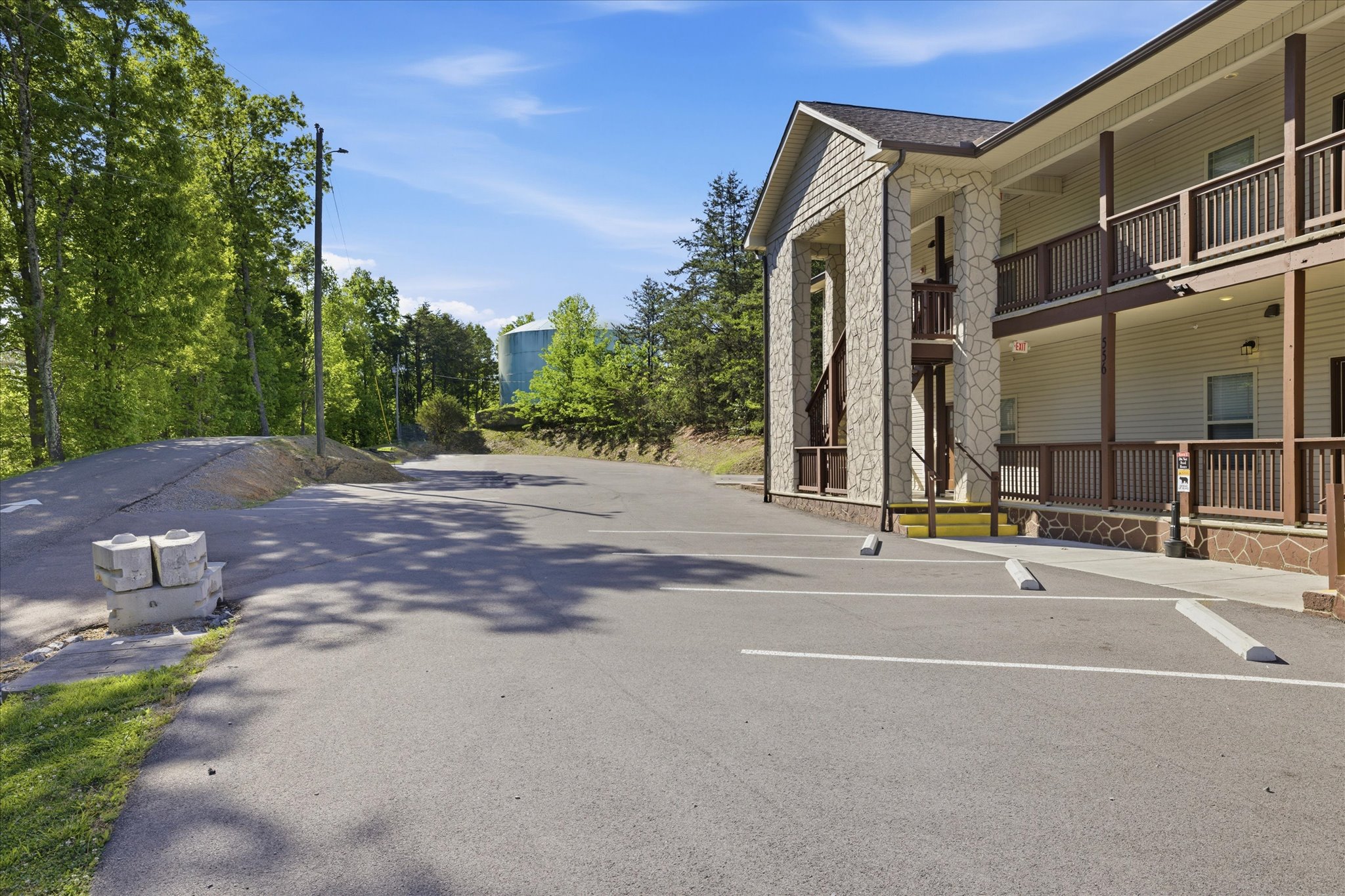 Pull in, park with ease, and you’re here—no long walks, no confusion. The clubhouse is right ahead, so unloading and getting settled is quick and simple.