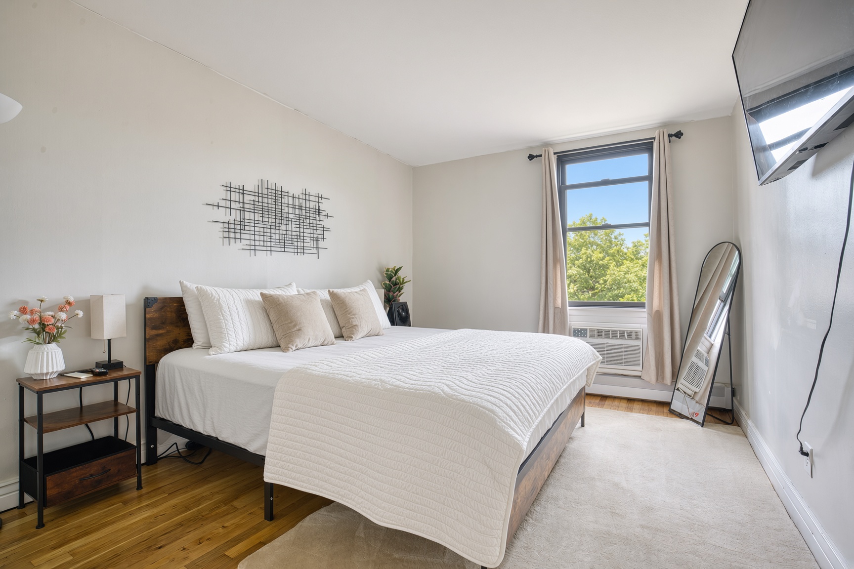 Bedroom 1, King Bed
